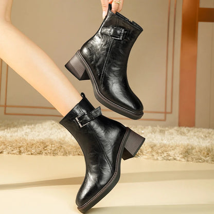 Schwarze Knöchelstiefel aus Leder mit eckiger Kappe, Blockabsatz und Schnallenriemen