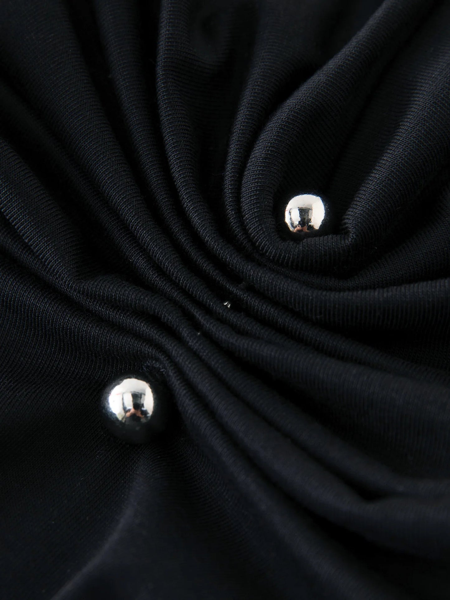 Damen-T-Shirt aus Baumwolle mit V-Ausschnitt und kurzen Ärmeln in vier Farben, mit Falten-Design an der Schulter.