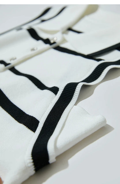 Ärmelloses Strickoberteil mit Umlegekragen, weißem Grund und schwarzen Streifen