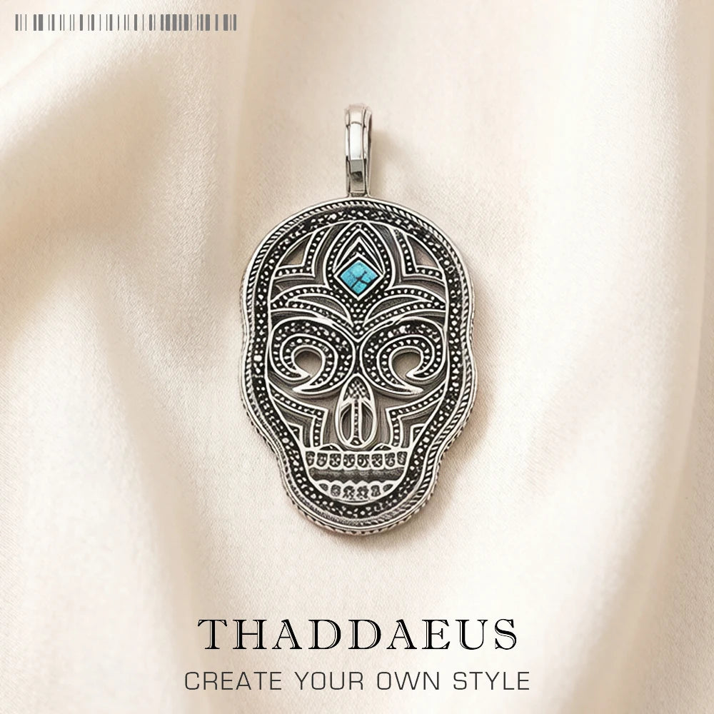 Anhänger Schädelmaske aus Silber mit blauem Stein