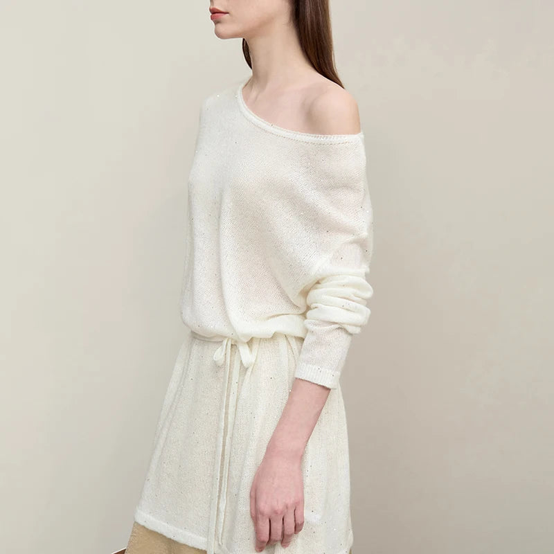 Cremefarbener Strickpullover mit Rundhals, langen Ärmeln und Bindegürtel