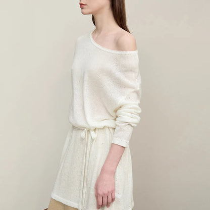 Cremefarbener Strickpullover mit Rundhals, langen Ärmeln und Bindegürtel