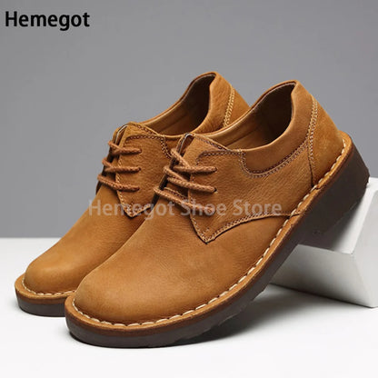 Herren-Schnürschuhe mit runder Zehenkappe, braunes Wildleder, flache Sohle, Ziernähte