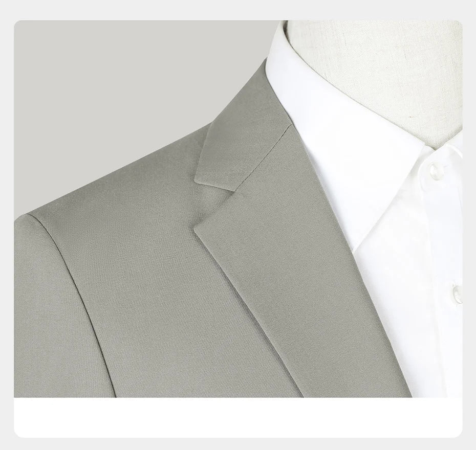 Eleganter Herrenanzug mit grauem Nadelstreifen, doppelreihigem Sakko, Weste und Hose – ideal für Hochzeit, Büro und festliche Anlässe.