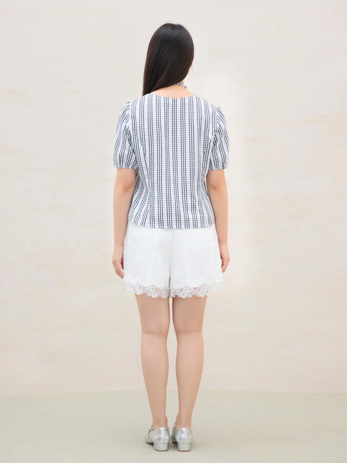 Kurzärmeliges Damen-Shirt im maritimen Stil mit Kontrastkragen – figurbetont und vielseitig kombinierbar