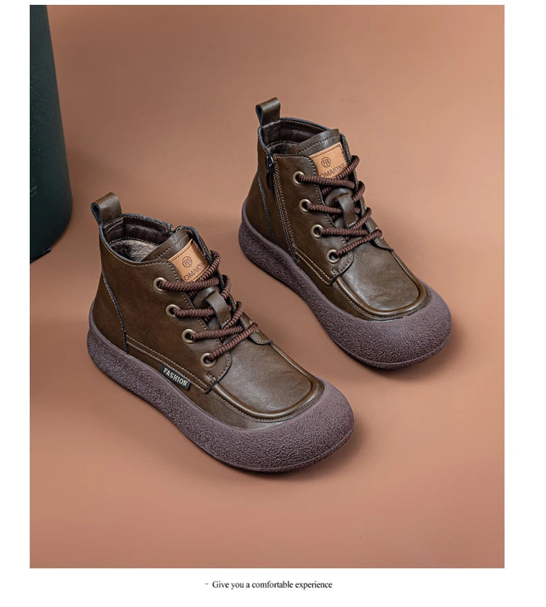 Braune Damen-Ankle-Boots mit Schnürung, rundem Zeh, flachem Profil und Seiten-Branding.