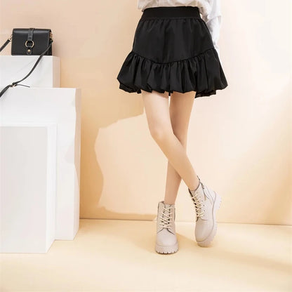 Beige Stiefeletten mit Schnürung und Kunstfell-Besatz, dicke Sohle, für hohen Stand.