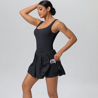Schwarzer Sport-Jumpsuit für Damen, ärmelloser Body mit Rock-Shorts und Falten am Saum.