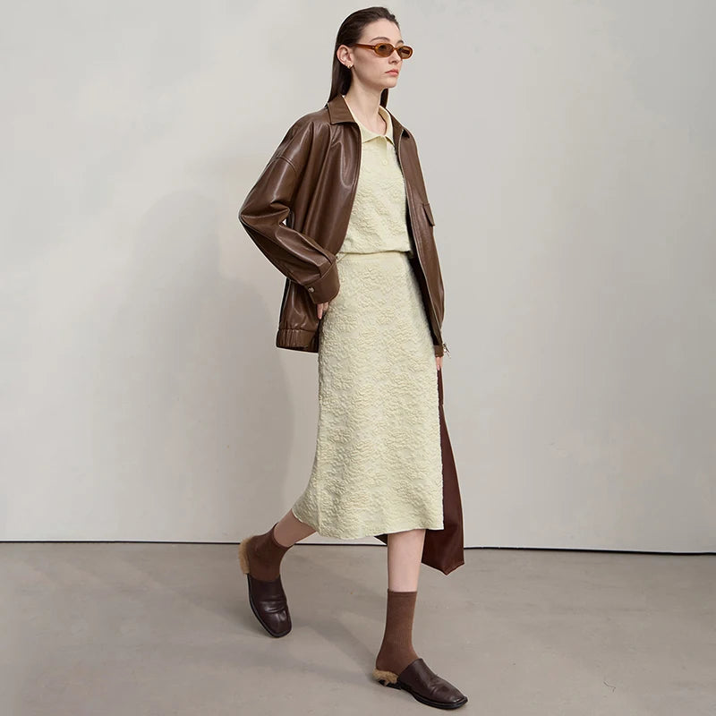 Gestrickter Pullover und Midirock, hellbeige, mit langem Mantel offen getragen
