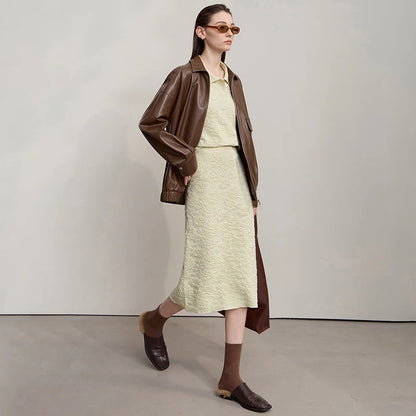 Gestrickter Pullover und Midirock, hellbeige, mit langem Mantel offen getragen
