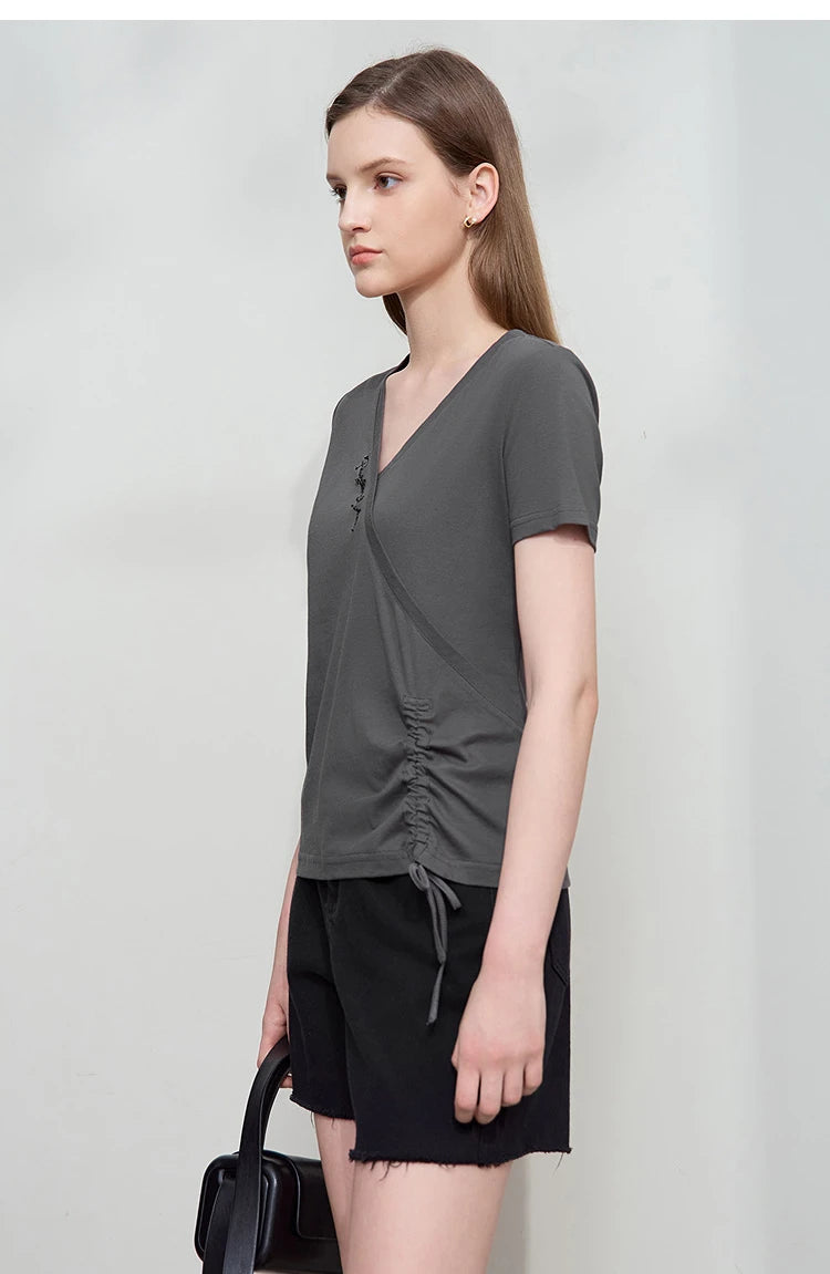 Damen T-Shirt im minimalistischem Stil mit V-Ausschnitt und Plissee-Details
