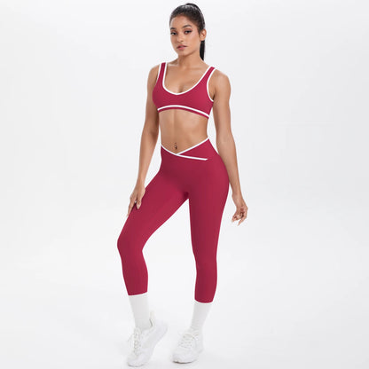 Dunkelrotes Damen-Yoga-Set mit Push-up-BH und 3/4-Leggings, vorne seitlich