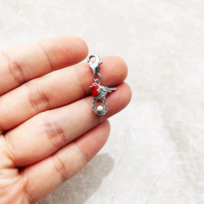 Vogel-Anhänger aus 925er Sterlingsilber: roter Robin mit rotem Steindetail