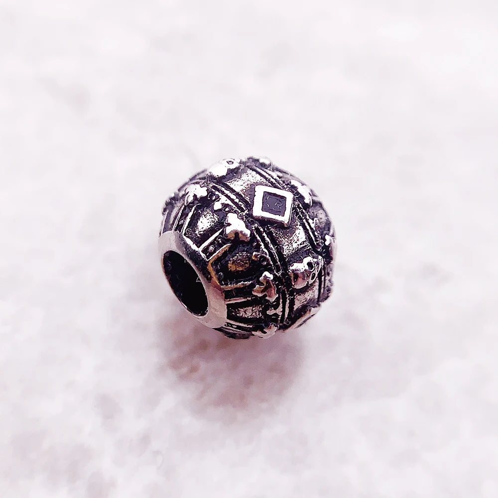 Seitenansicht der 925-Silber-Charmeperle mit Krone- und Totenkopfrelief