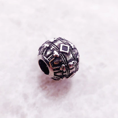 Seitenansicht der 925-Silber-Charmeperle mit Krone- und Totenkopfrelief