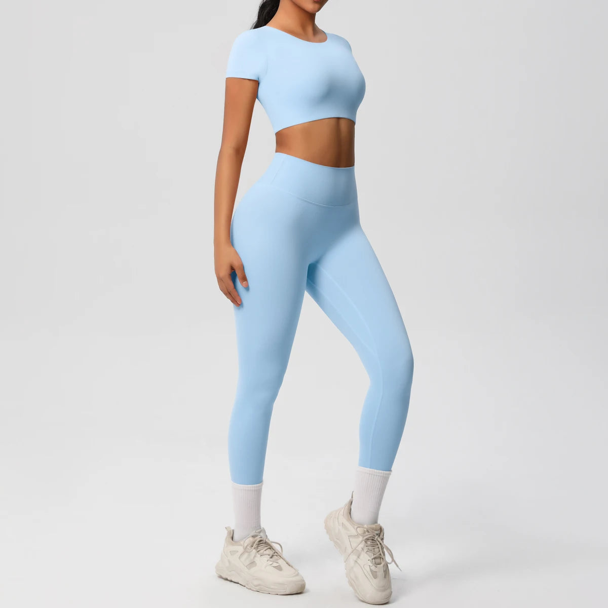 Yoga-Set mit kurzem Sporttop und Leggings in Hellblau, cleanes Schnittdesign.