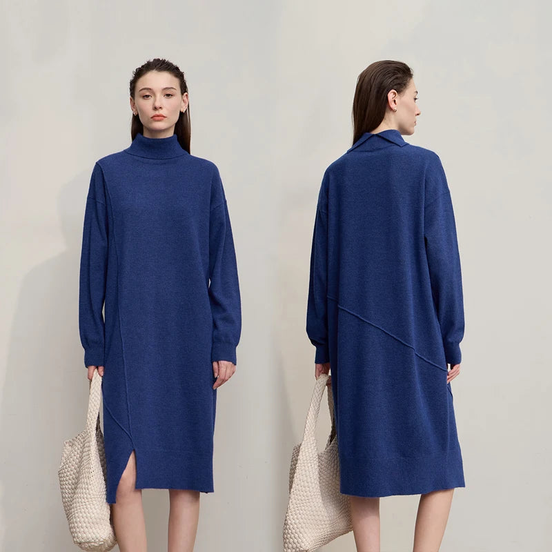 Blaues Strickkleid mit Rollkragen, langen Ärmeln und seitlichem Schlitz