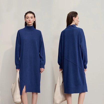 Blaues Strickkleid mit Rollkragen, langen Ärmeln und seitlichem Schlitz