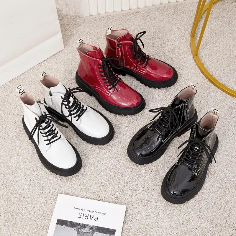 Set Stiefeletten in Weiß, Rot und Schwarz mit Schnürung und breiter Profilsohle
