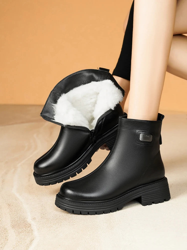 Schwarze Lederwinterstiefeletten mit Fleecefutter am Schaft und dicker Profilsohle