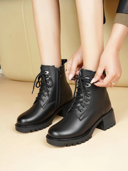 Schwarze Schnür-Stiefeletten mit Profilsohle und Knopf-Details, warm gefüttert