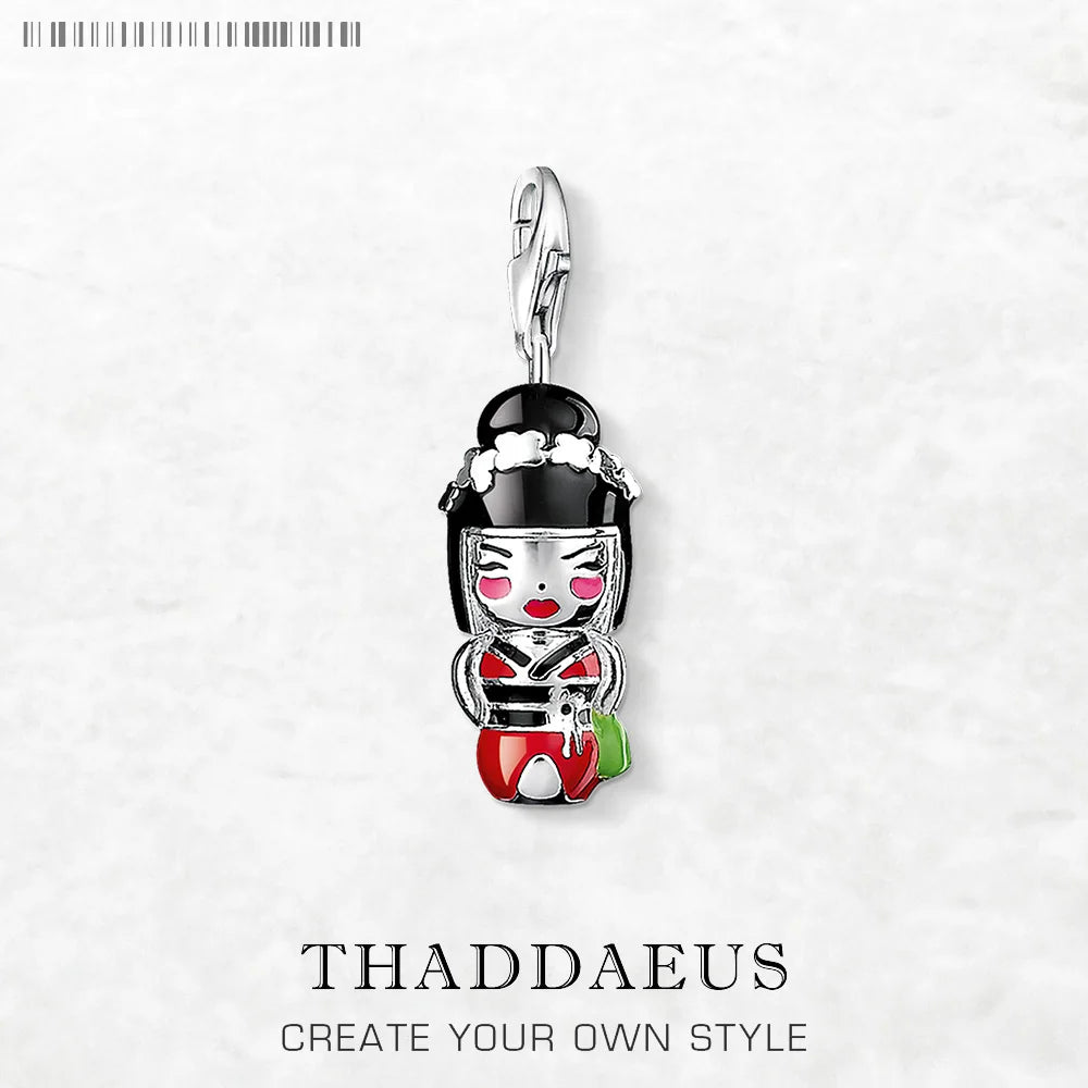 Charm-Anhänger aus 925 Sterlingsilber mit Kimono-Puppenmotiv, emailliertem Gesicht und Öse