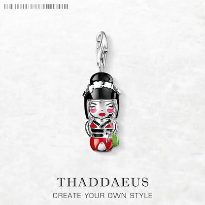 Charm-Anhänger aus 925 Sterlingsilber mit Kimono-Puppenmotiv, emailliertem Gesicht und Öse