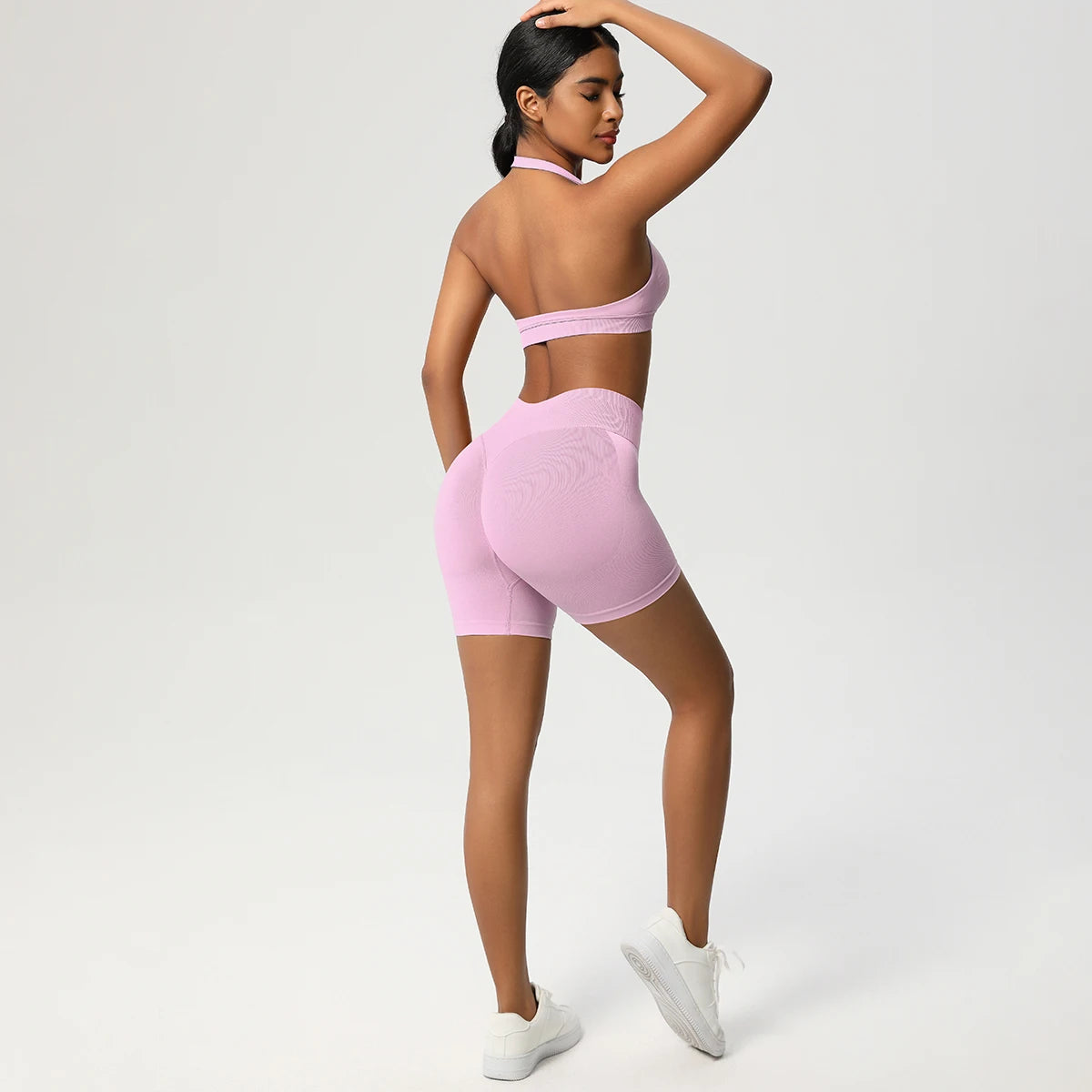 Nahtloses Yoga-Set mit Push-up-BH und Shorts, pfirsichfarben, Seitenansicht beim Ausstrecken