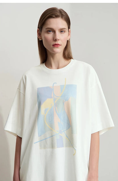 Damen T-Shirt im minimalistischen Design mit unregelmäßigem Schnitt und abstraktem Druck
