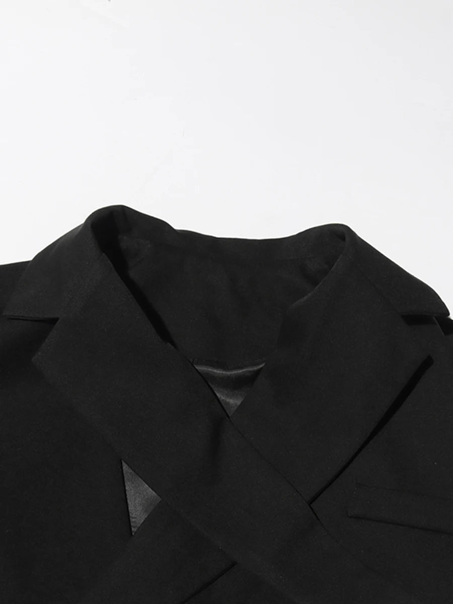 Elegantes ärmelloses Minikleid mit Rundhalsausschnitt und Pailletten-Patchwork für Damen – figurbetont und mit Schleifendetail.