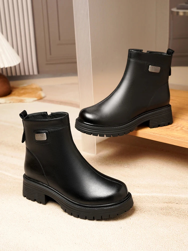 Schwarze Stiefeletten aus Leder mit Profilsohle und kurzem Schaft, seitlicher Zuglasche