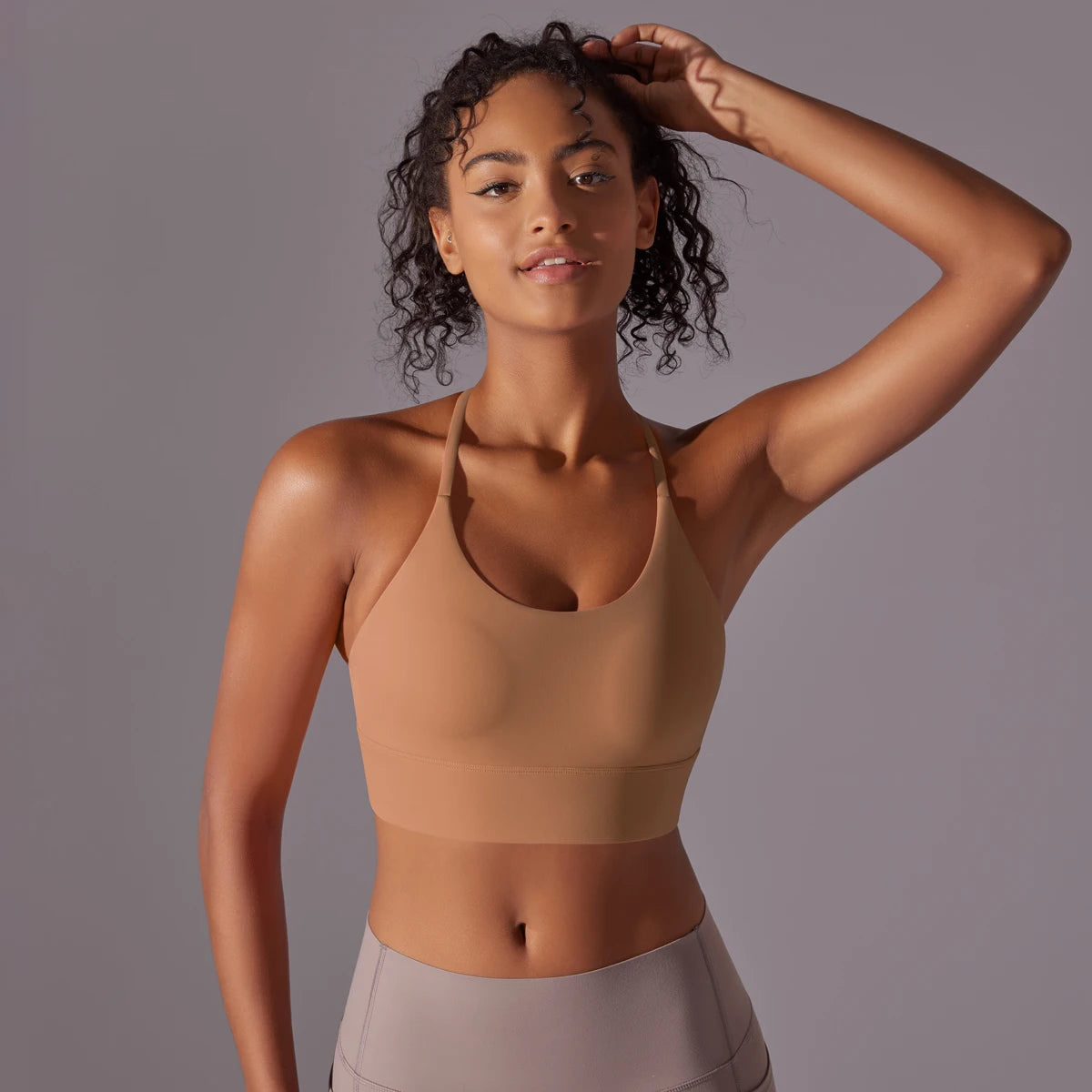 Sport-Bustier mit schmalen Trägern, beiger Farbton und U-Ausschnitt