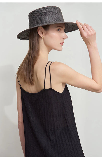 Ärmelloses Stricktop in Schwarz mit schmalen Trägern, Rückansicht und schmalen Trägern