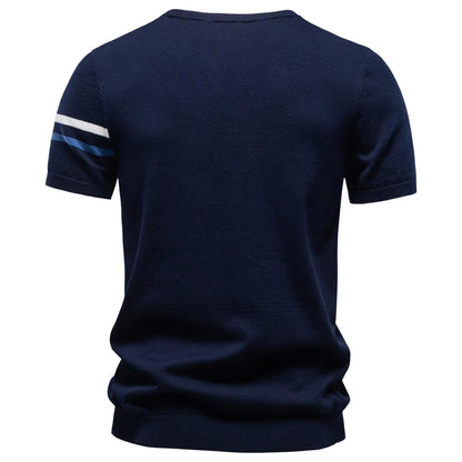 Herren T-Shirt dunkelblau mit kurzem Ärmel und gestreifter Partie am rechten Ärmel