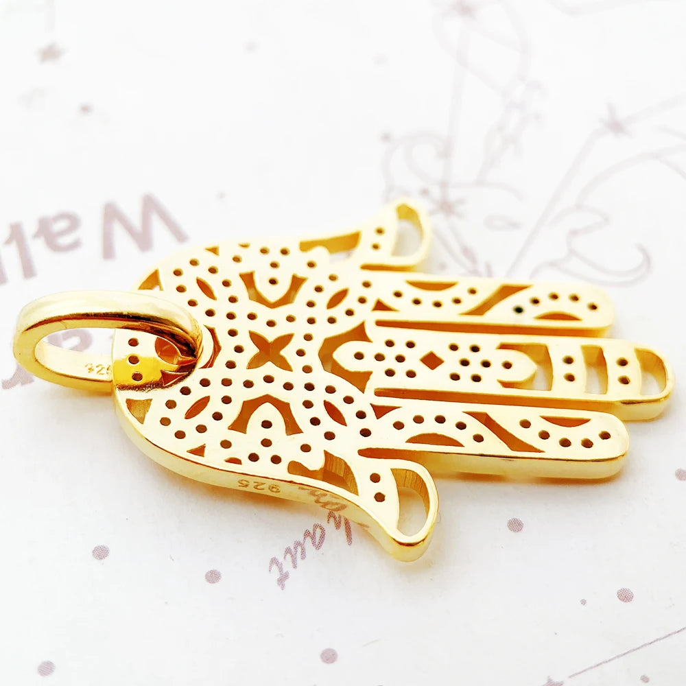 Rückseite eines goldfarbenen Hand-von-Fatima-Anhängers mit Prägung, Hamsa-Form