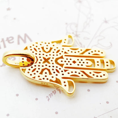 Rückseite eines goldfarbenen Hand-von-Fatima-Anhängers mit Prägung, Hamsa-Form