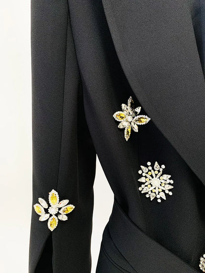 Langes Damen-Patchwork-Kleid mit Rüschen und Falten, Rundhalsausschnitt und langen Ärmeln – einreihig und locker geschnitten.