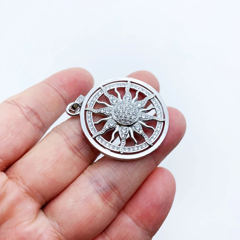 Sonnenanhänger aus 925er Silber mit weißem Zirkonbesatz in Hand gehalten