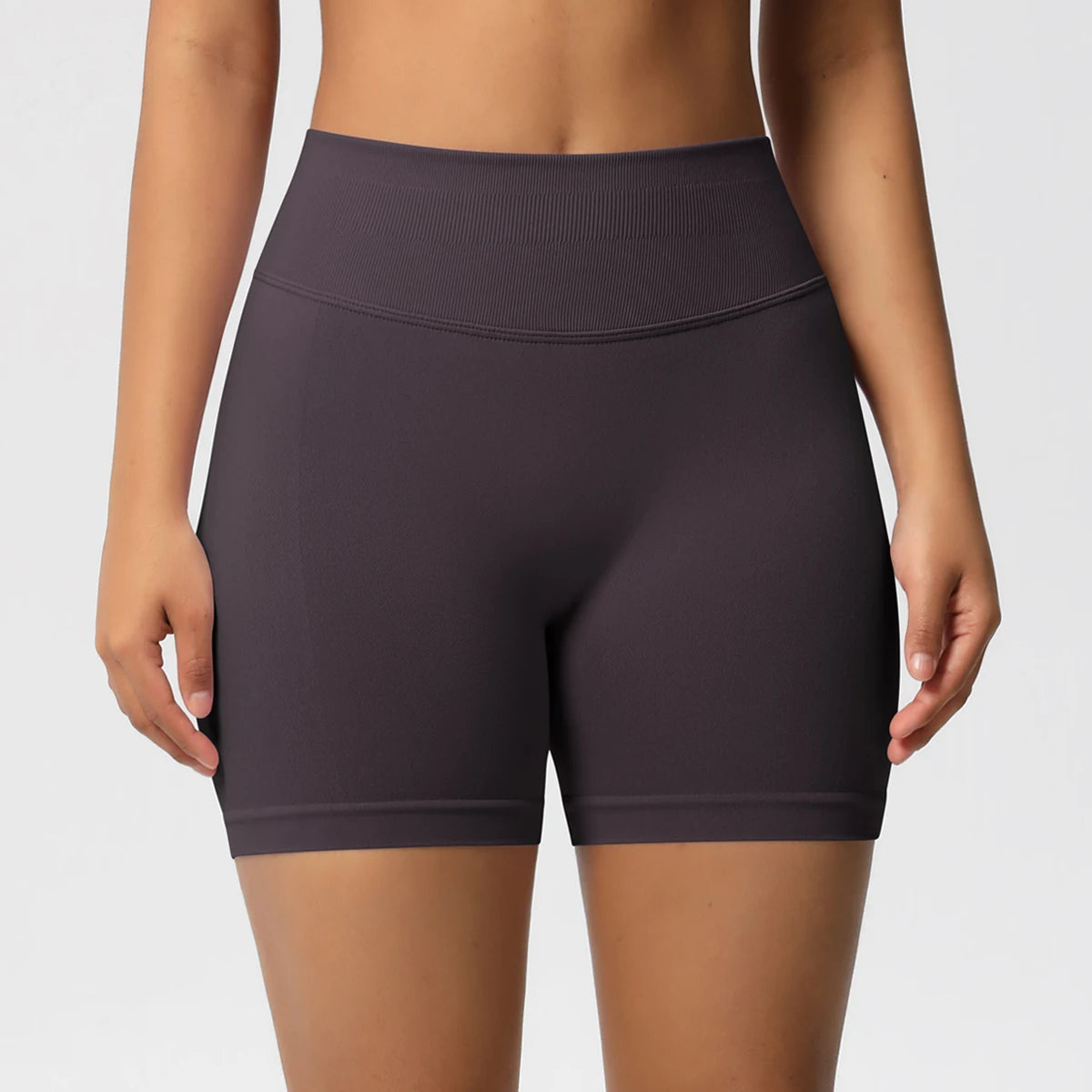 Damen-Yoga-Shorts High-Waist, dunkelviolett, figurbetont mit Nahtlinie am Bund