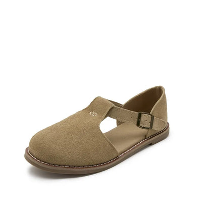 Hellbraune flache Leder-Sandalen mit Riemen und Schnalle, seitlicher Ausschnitt am Vorderfuß