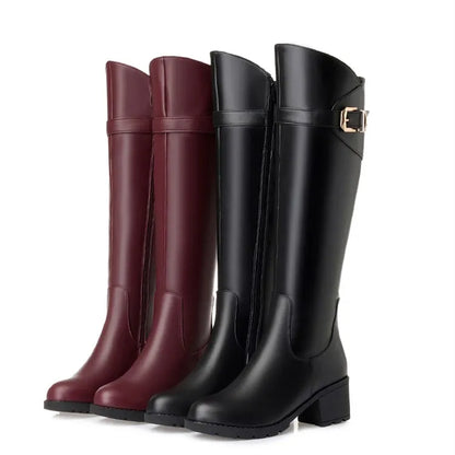 Damenstiefel-Set: bordeaux- und schwarze Stiefel mit Schnalle und Blockabsatz