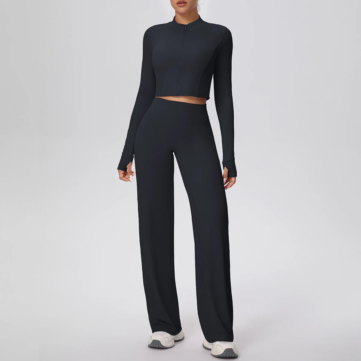 Schwarzes Yoga-Set mit Reißverschluss-Crop-Top und High-Waist-Hose, langärmlig.