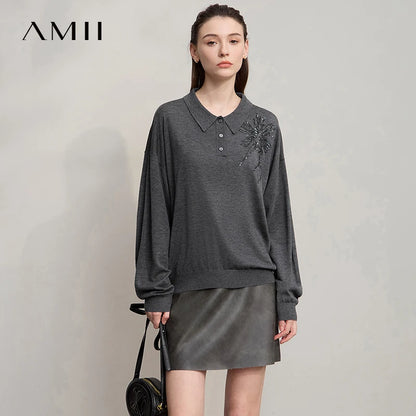 Dunkelgrauer AMII Polo-Pullover mit Knopfleiste und Glitzerblüten-Applikation
