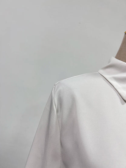Elegantes Damen-Minikleid mit Rundhalsausschnitt, langen Ärmeln und Schnürung im Patchwork-Design – figurbetont und stilvoll.