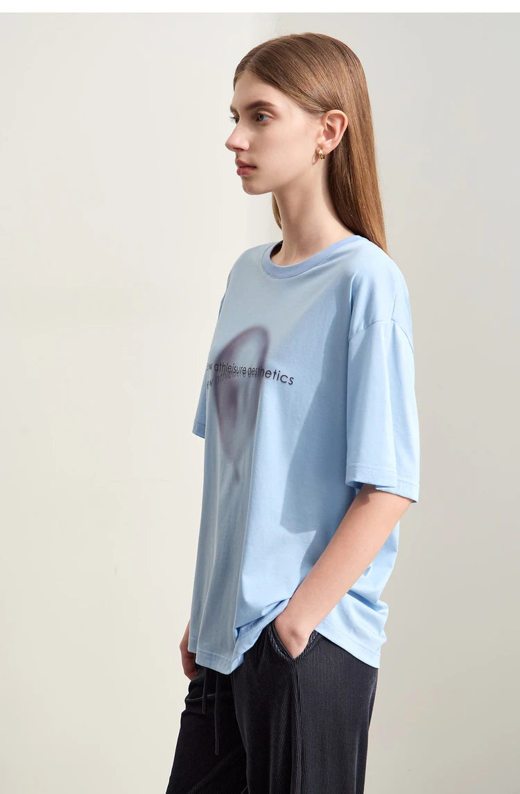 Damen T-Shirt im minimalistischen Stil mit gedrucktem Design und lässigen Ärmeln