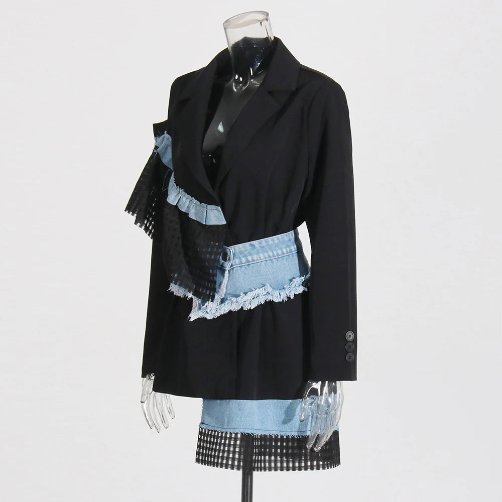Ärmelloses Damen-Kleid mit Karree-Ausschnitt und Patchwork-Rüschen im minimalistischen Design – stilvoll und elegant.