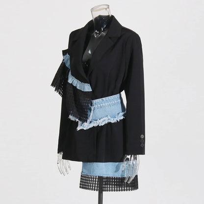 Ärmelloses Damen-Kleid mit Karree-Ausschnitt und Patchwork-Rüschen im minimalistischen Design – stilvoll und elegant.