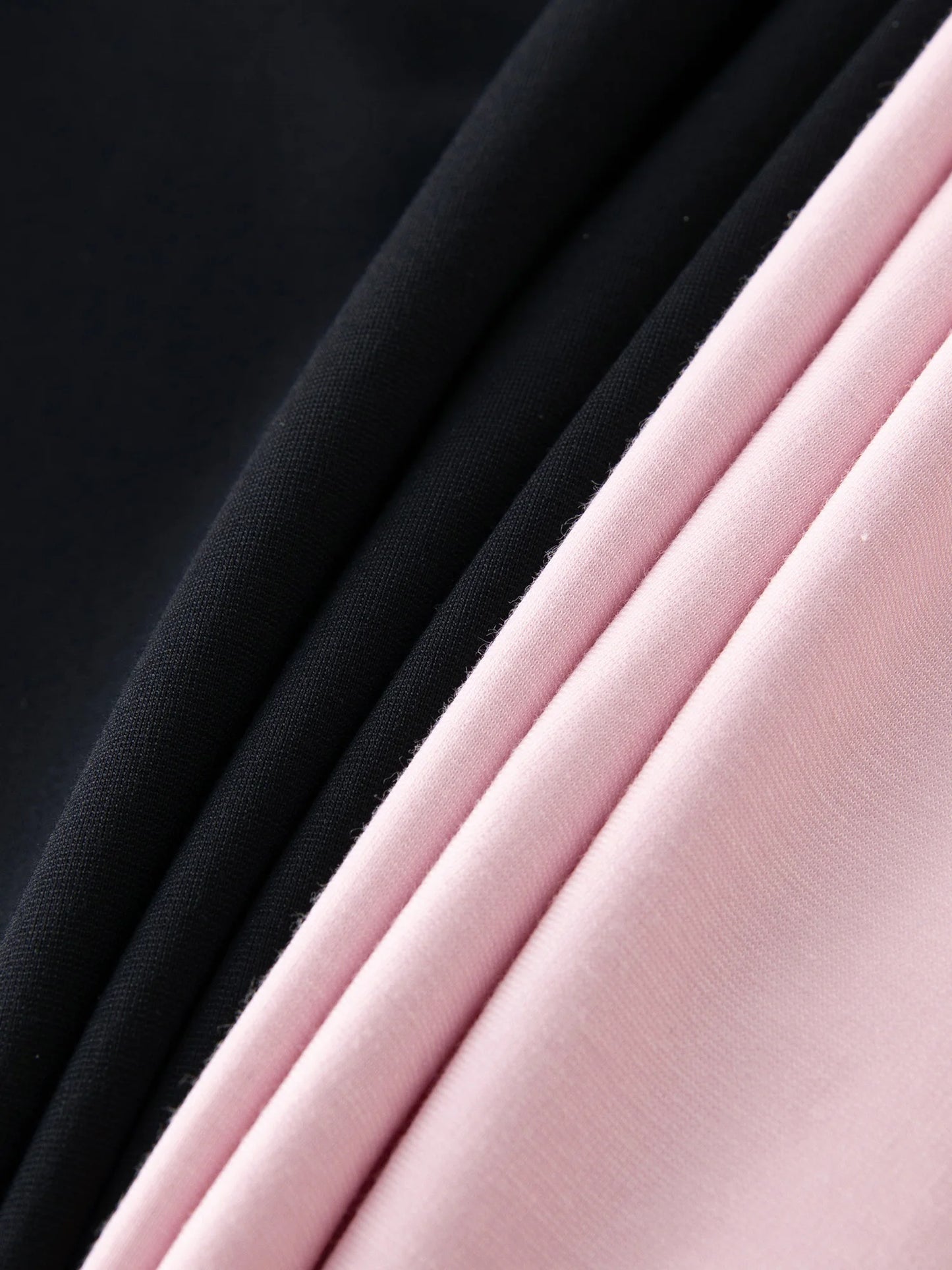 Damen-Bluse in Übergröße mit doppeltem Lagenlook und Puppenkragen, Hohldesign und Stickerei – modisches Sommerhemd für den Arbeitsalltag.