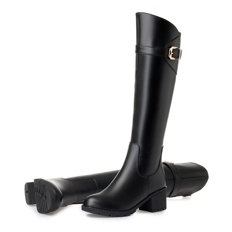 Schwarzer hoher Damenstiefel mit Schnalle, Blockabsatz, Profilsohle sichtbar