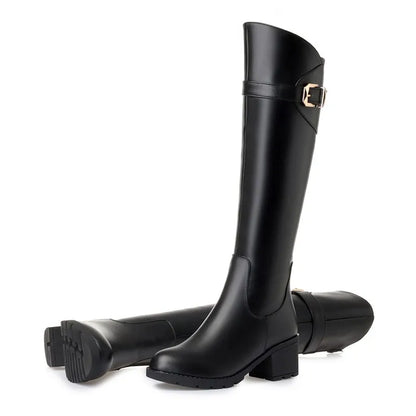Schwarzer hoher Damenstiefel mit Schnalle, Blockabsatz, Profilsohle sichtbar